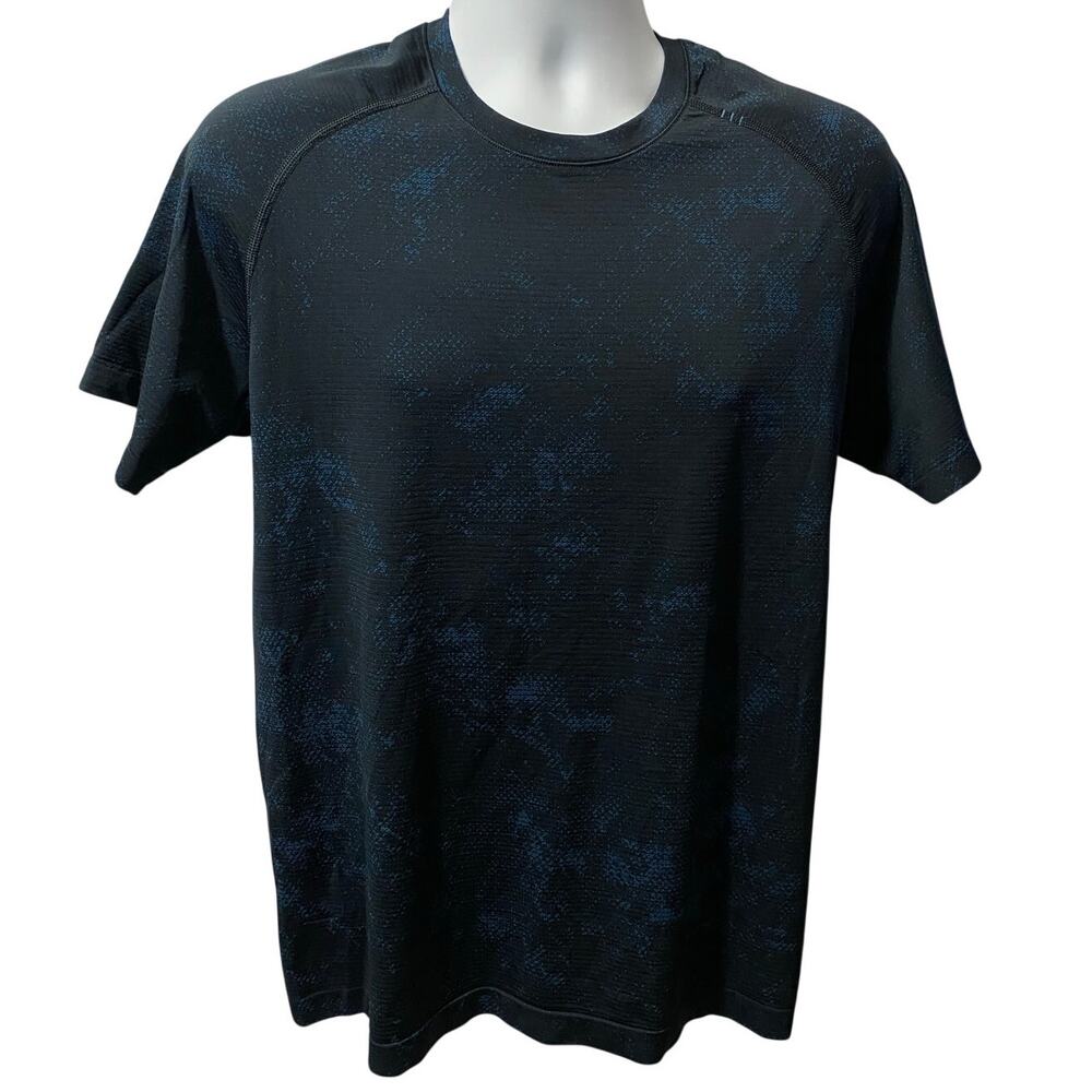 Lululemon Athletics Men's Blue camouflage short sleeve shirt 20x27